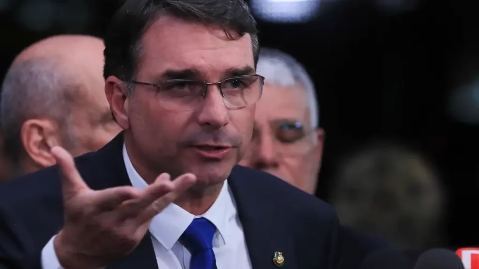 Flávio Bolsonaro não explica doação de R$ 3 mi de operador de Vorcaro para seu pai