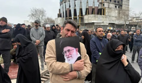 Milhares se reúnem em luto por morte de Khamenei e Irã promete vingança