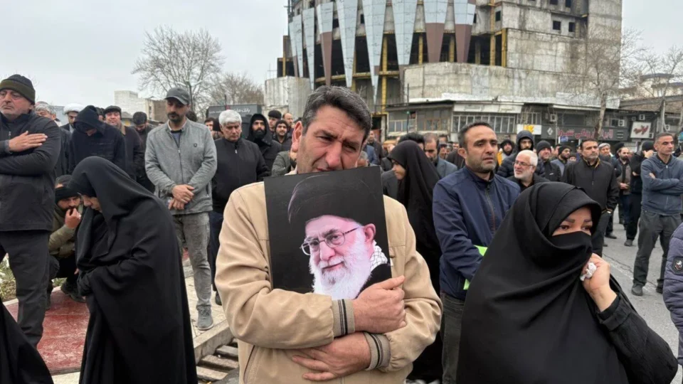 Milhares se reúnem em luto por morte de Khamenei e Irã promete vingança