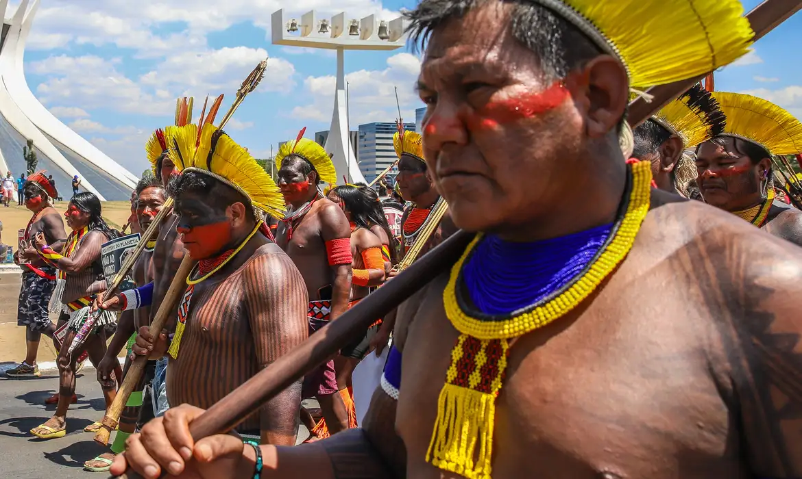 Indígenas protestam em Brasília (DF) contra a tese do marco temporal (Foto: Antônio Cruz/Agência Brasil)