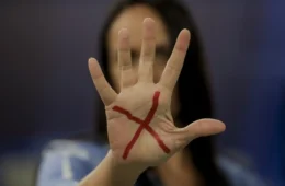 Retrocesso de um século para as mulheres: os projetos de aliados de Flávio Bolsonaro