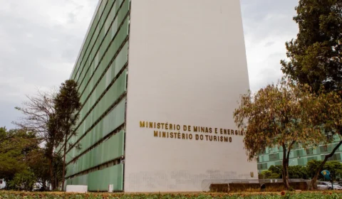 MME tenta driblar Ibama e ampliar poder sobre operação de Belo Monte, que afeta rio Xingu