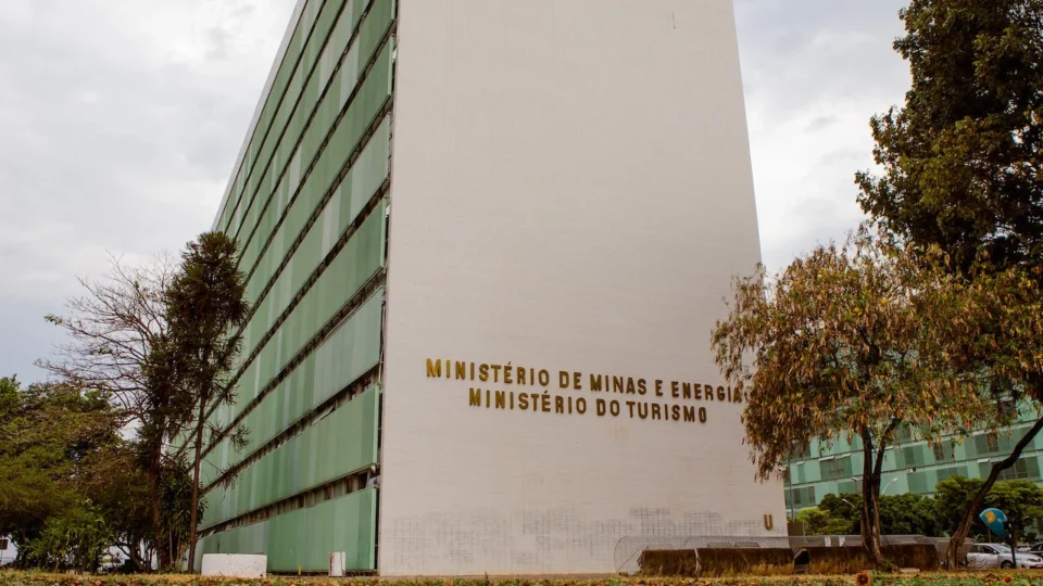 MME tenta driblar Ibama e ampliar poder sobre operação de Belo Monte, que afeta rio Xingu