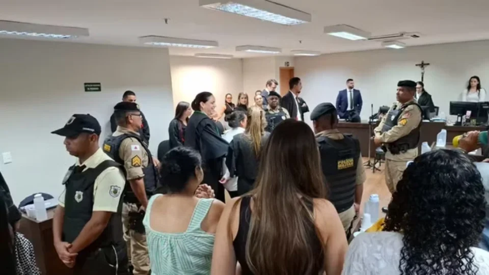 Mulher que matou companheiro após flagrá-lo abusando de sua filha é absolvida em BH
