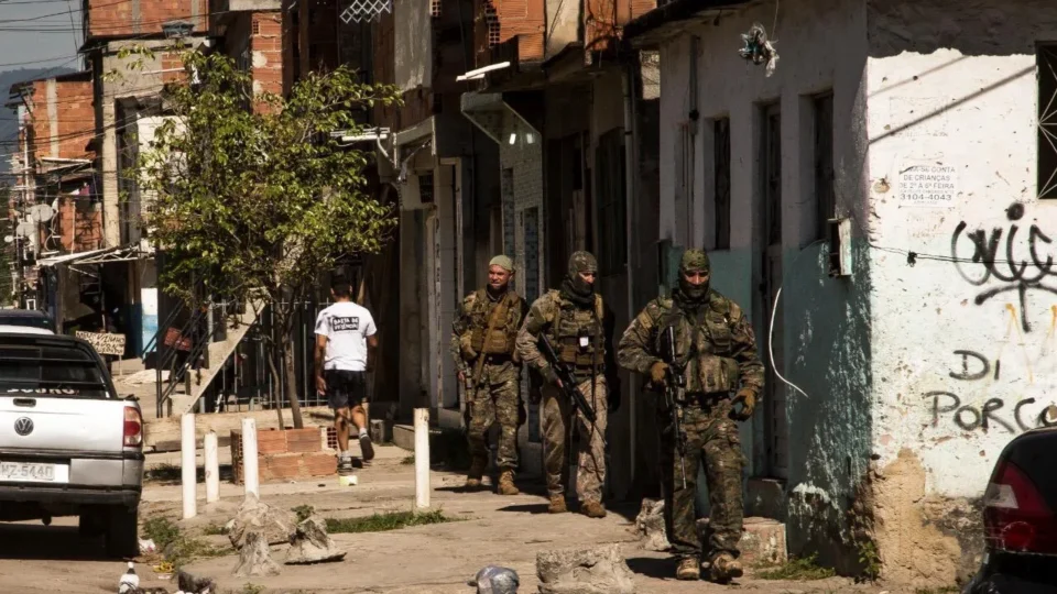 Em dez anos, apenas 10% das mortes em operações policiais na Maré tiveram perícia