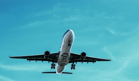 Conflito no Oriente Médio impacta companhias aéreas; passagens podem subir no Brasil