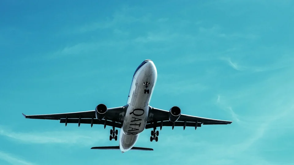 Conflito no Oriente Médio impacta companhias aéreas; passagens podem subir no Brasil
