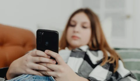 ECA Digital proíbe recursos que prendem atenção de crianças nas redes sociais