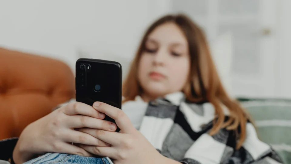 ECA Digital proíbe recursos que prendem atenção de crianças nas redes sociais