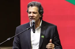 Em evento com Tarcísio, Haddad afirma que Sabesp foi vendida ‘em mesa de amigos’