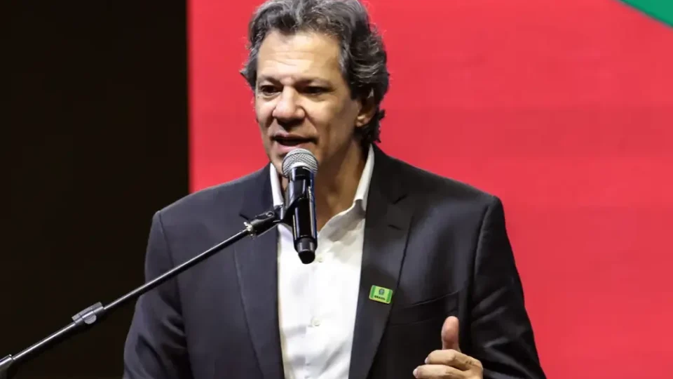 Em evento com Tarcísio, Haddad afirma que Sabesp foi vendida ‘em mesa de amigos’