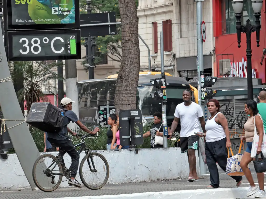 São Paulo (SP), 27/12/2025 - Pessoas na rua durante forte onda de calor. Operação Altas Temperaturas em São Paulo, devido ao forte calor na cidade. Foto: Paulo Pinto/Agencia BrasilMarço será marcado por calor e pancadas de chuva em várias regiões; veja a previsão
