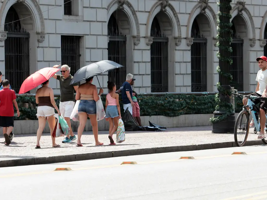 São Paulo (SP), 27/12/2025 - Pessoas na rua durante forte onda de calor. Operação Altas Temperaturas em São Paulo, devido ao forte calor na cidade. Foto: Paulo Pinto/Agencia Brasil