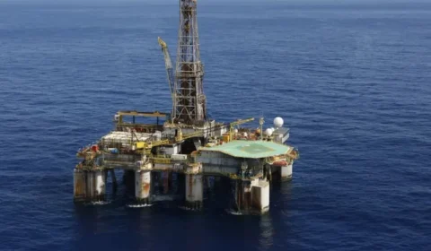 Preço do petróleo Brent dispara após ataques dos EUA e Israel contra o Irã