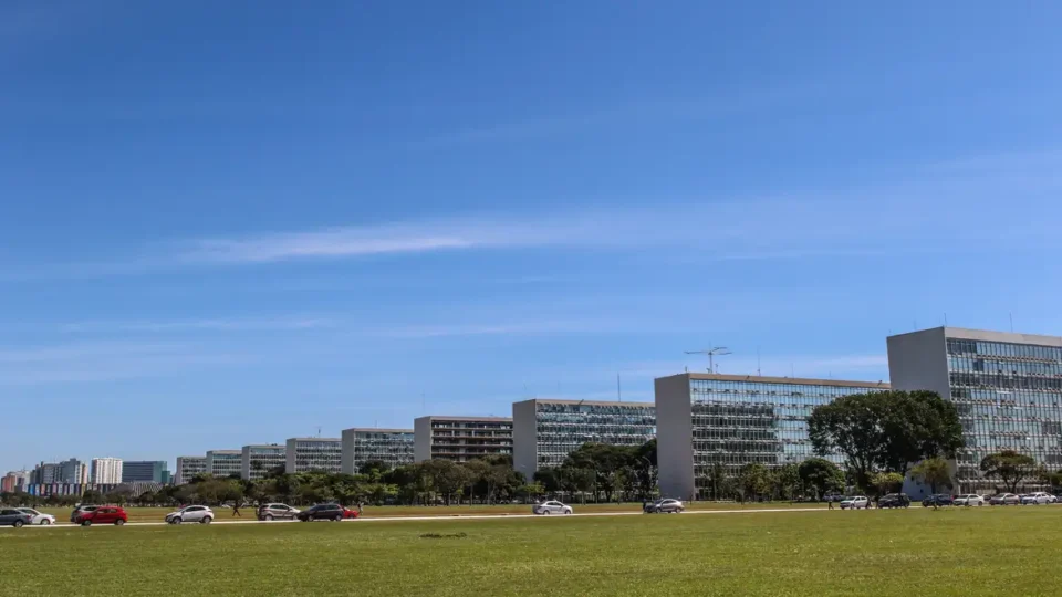 Governo bloqueia R$ 1,2 bi do Executivo e R$ 334 mi de emendas