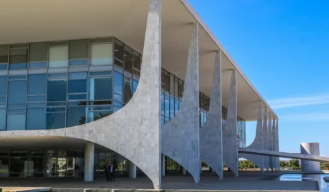 Governo federal vê trechos inconstitucionais no PL Antifacação, mas veto causaria desgaste