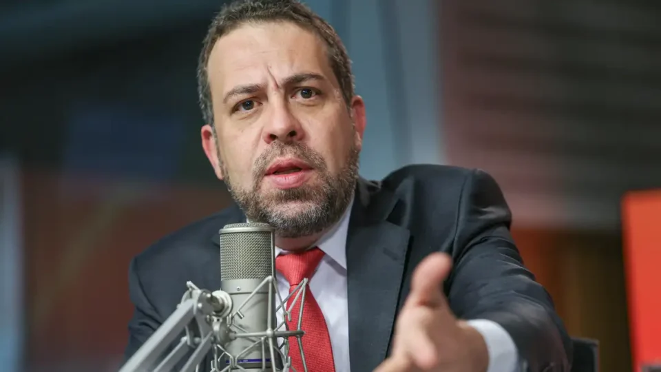 ‘Negociamos com os caminhoneiros’, diz Boulos sobre greve da categoria