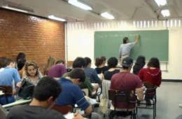 MEC propõe reduzir carga presencial na formação de professores e contraria própria regra