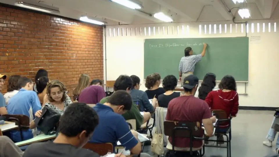 MEC propõe reduzir carga presencial na formação de professores e contraria própria regra