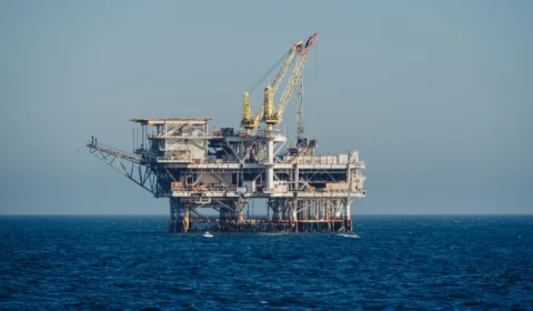 Petróleo dispara ao maior nível em quase quatro anos com tensão no Oriente Médio e crise na Opep