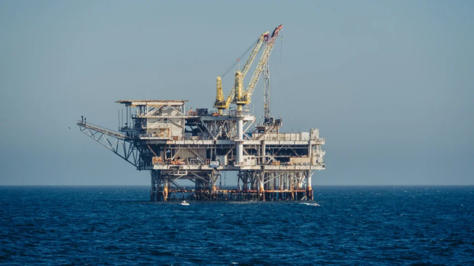 Emirados Árabes anunciam saída da Opep; preços do petróleo disparam