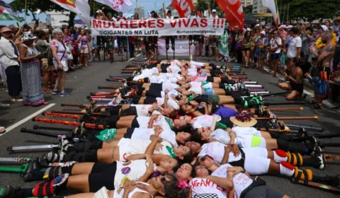 Atos contra onda de feminicídio e pelo fim da escala 6×1 foram realizados em todo país