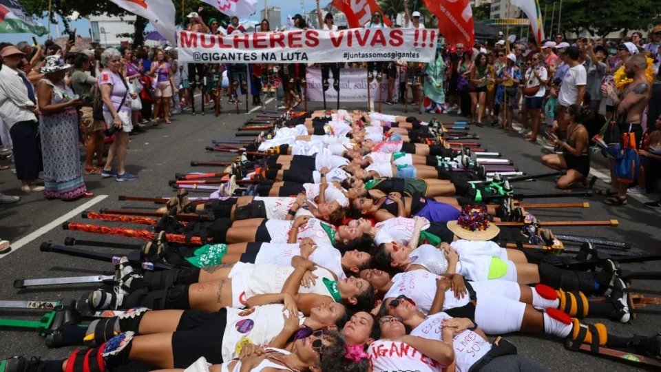 Atos contra onda de feminicídio e pelo fim da escala 6×1 foram realizados em todo país