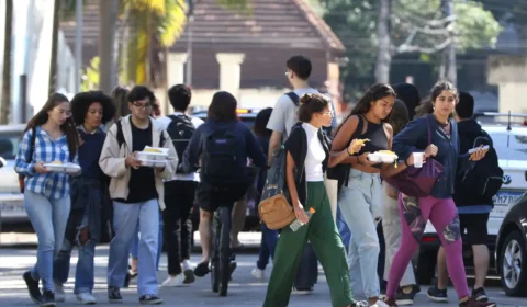Um em cada quatro jovens não desiste do ensino médio graças ao Pé-de-Meia, diz estudo