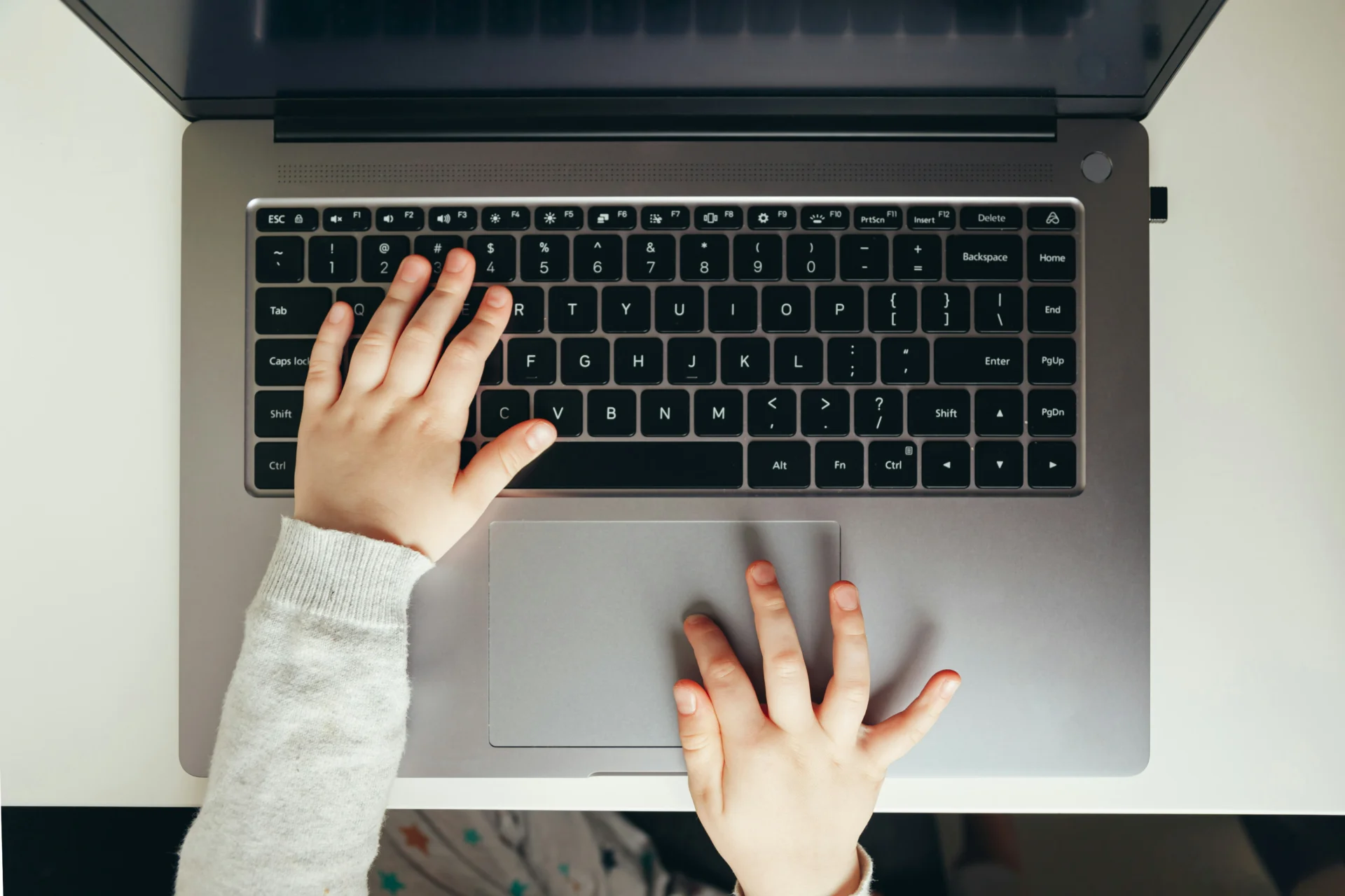 vlad-deep-crianca-computador-unsplash