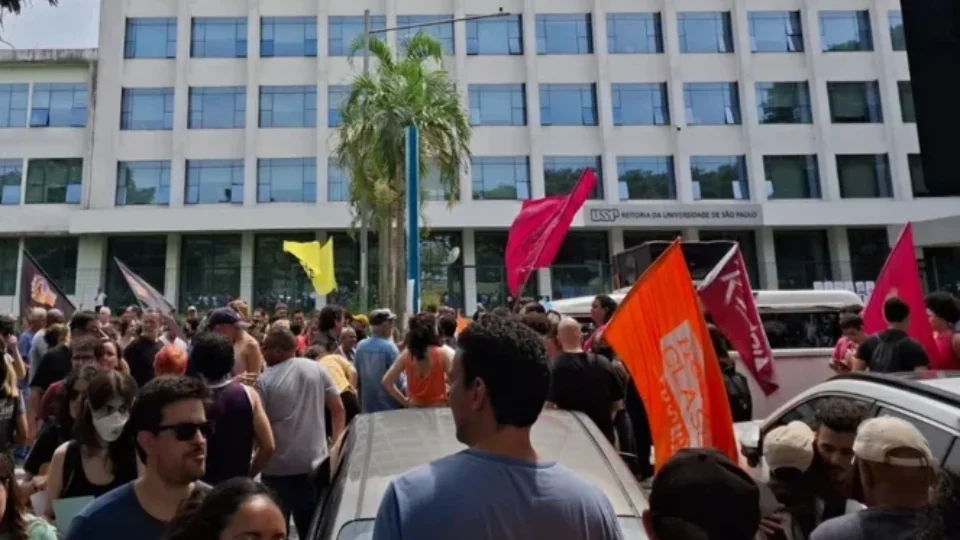 Funcionários da USP fazem paralisação contra proposta de gratificação a professores