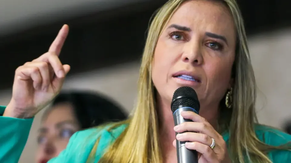 Governadora do DF se reúne com Galípolo em busca de saída para o BRB