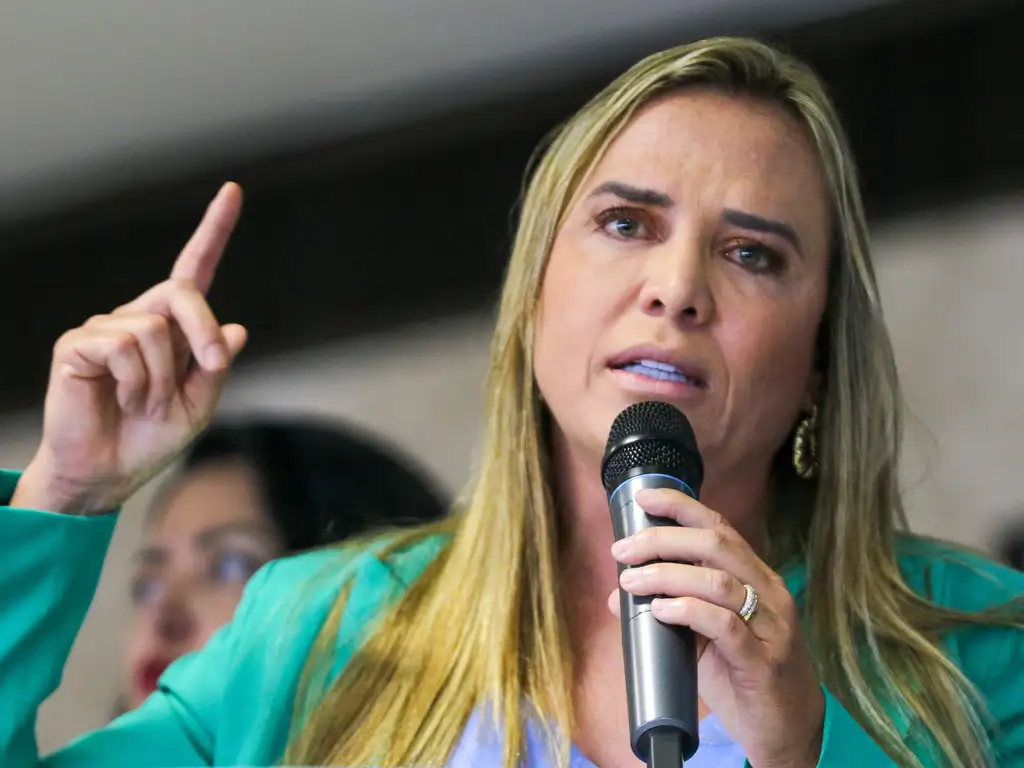 Governadora do DF se reúne com Galípolo em busca de saída para o BRB