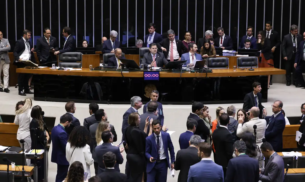 Congresso acelera pautas de impacto fiscal e pressiona contas públicas