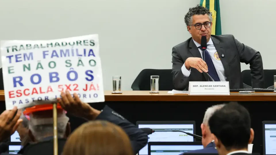 Câmara instala comissão para analisar PEC do fim da escala 6X1