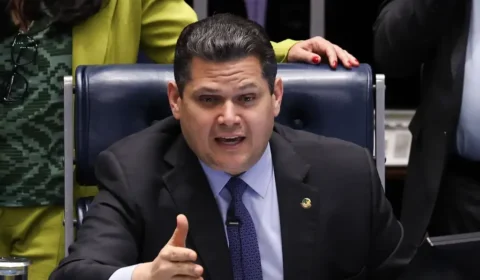 Alcolumbre fatia votação do PL da Dosimetria; governo denuncia manobra