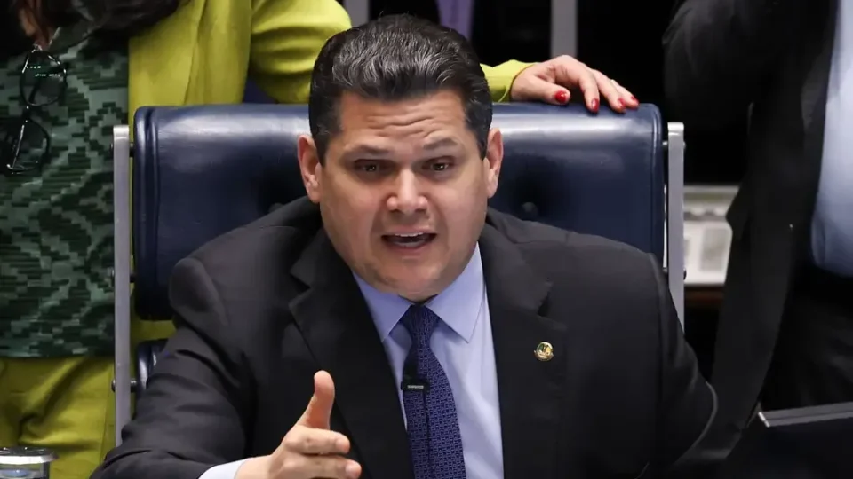 Alcolumbre fatia votação do PL da Dosimetria; governo denuncia manobra