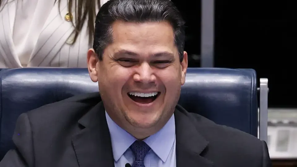 Bolsonaristas desconfiam de Alcolumbre e articulam presidência do Senado para 2027