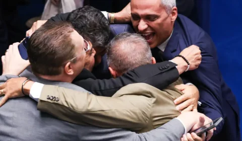 A direita riscou a faca no chão