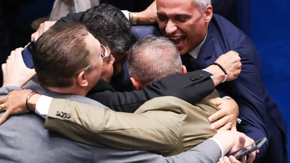 A direita riscou a faca no chão