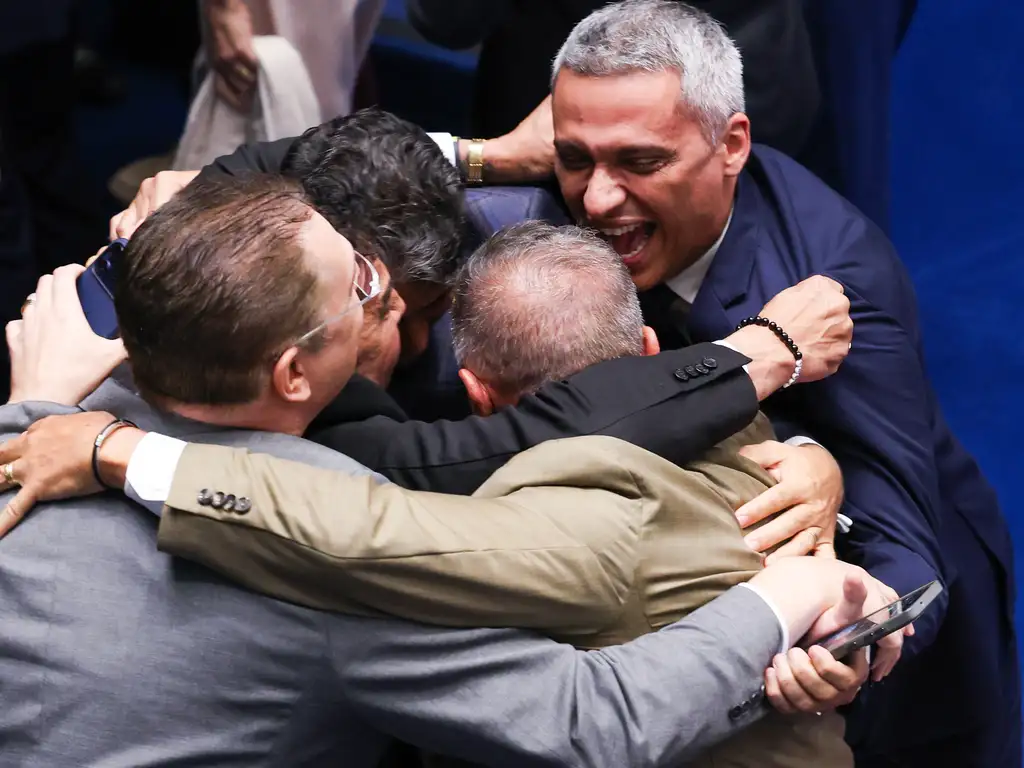 BERNARDO COTRIM: A direita riscou a faca no chão