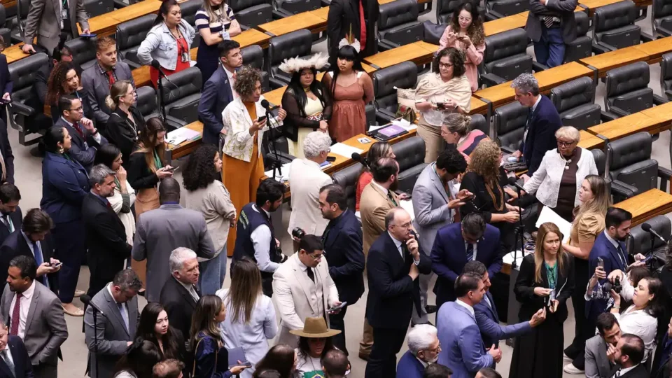 Câmara vota para derrubar veto ao PL que reduz penas do 8/1 e beneficia Bolsonaro