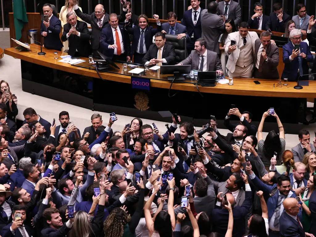 Senado comemora redução de pena para crimes como sabotagem e espionagem