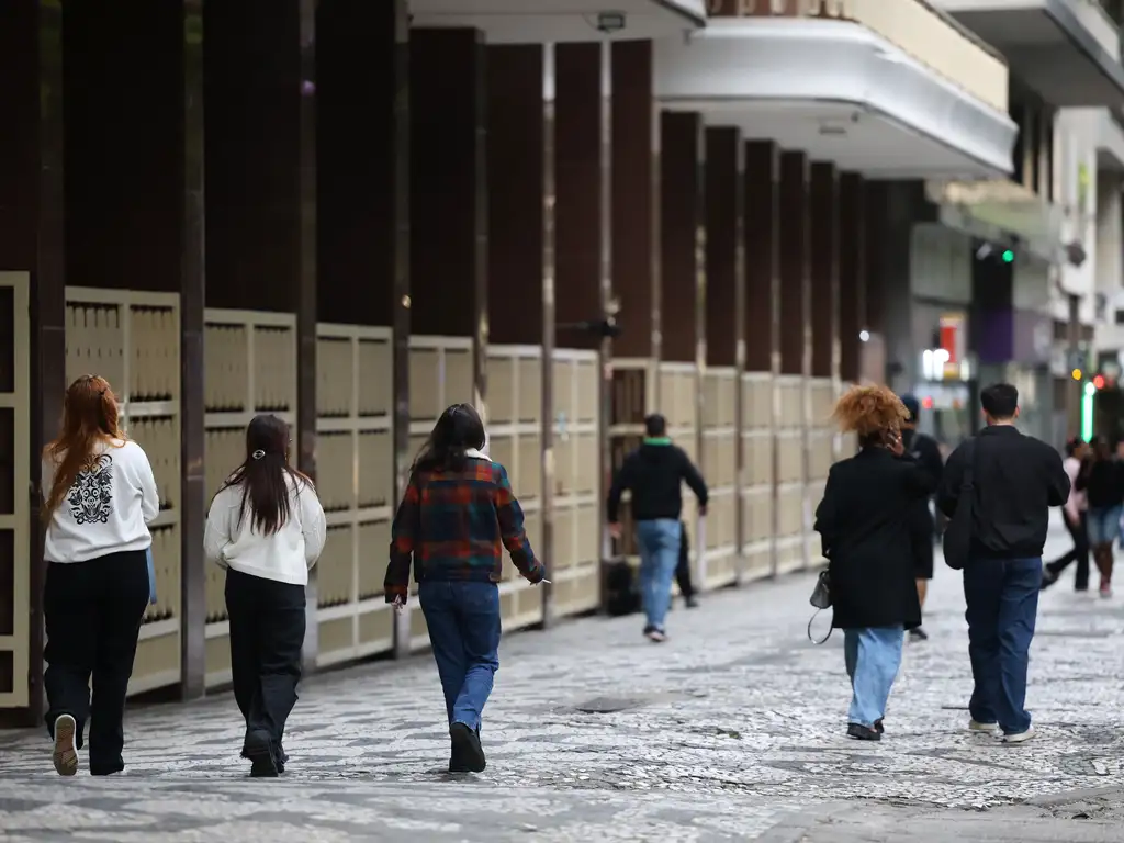 Ciclone e frente fria mudam o tempo em grande parte do país; veja a previsão