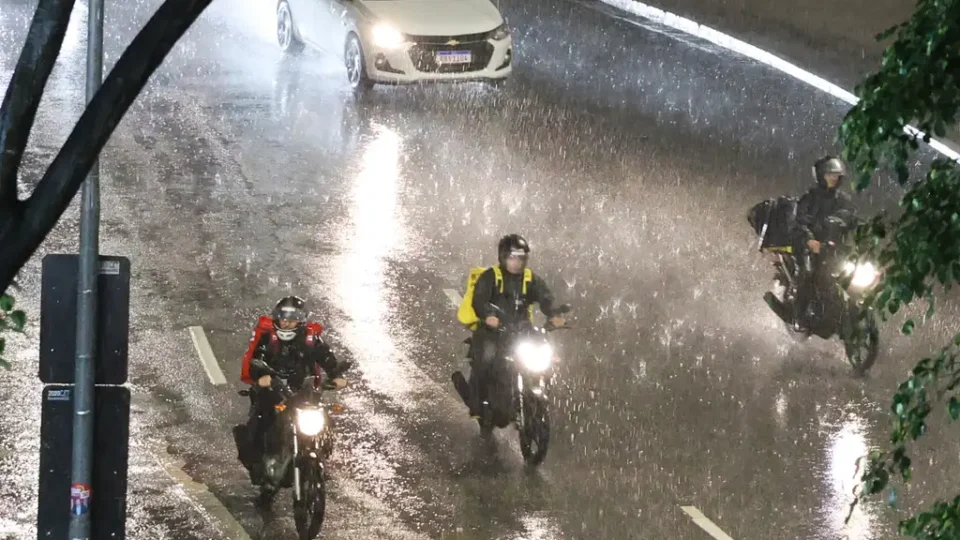 Ciclone e frente fria mudam o tempo em grande parte do país; veja a previsão