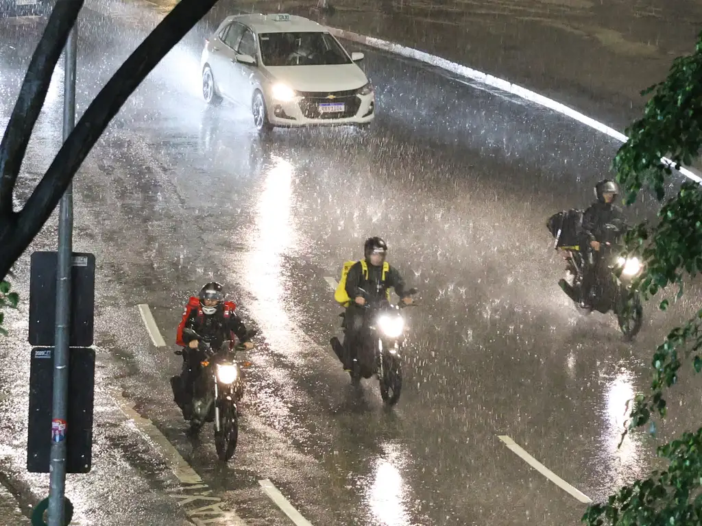 São Paulo (SP), 09/12/2025 - Chegada de frente fria causa chuva na capital paulista. Foto: Rovena Rosa/Agência Brasil previsão