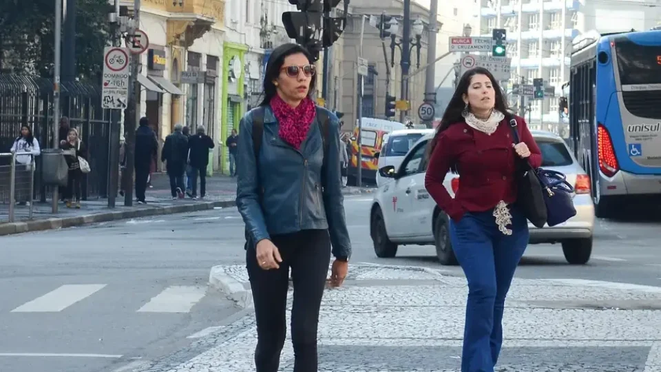 Frio enfraquece no Sul, mas tempo seco e temporais seguem pelo país