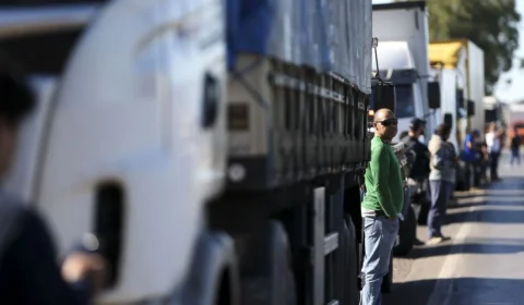 Anistia a caminhoneiros nas chuvas do RS vira atalho para perdoar golpismo de 2022