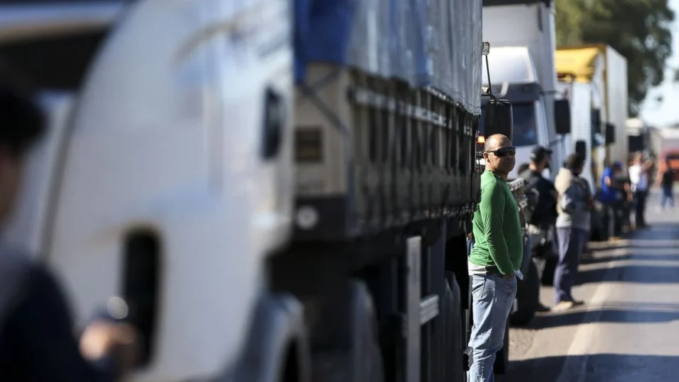 Anistia a caminhoneiros nas chuvas do RS vira atalho para perdoar golpismo de 2022