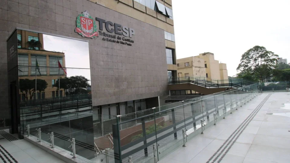 TCE flagra contratos para parentes de vereadores e indícios de superfaturamento