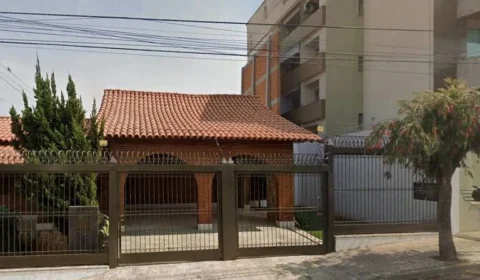 Muro ‘anticuriosos’ separa casa e prédio em MG; entenda legislação